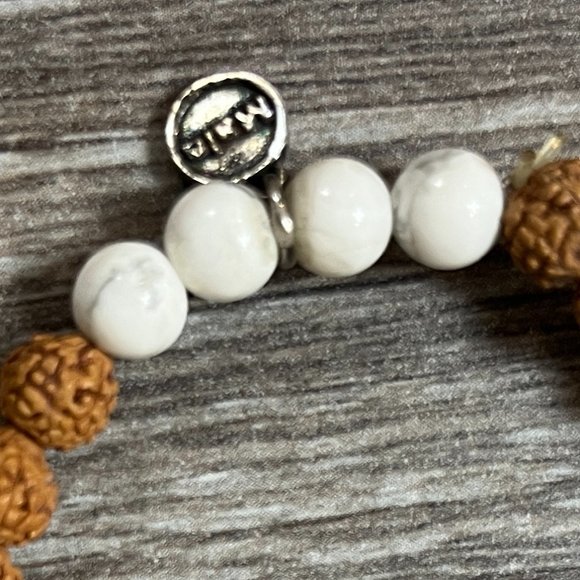 MALA COLLECTIVE • Peace Bracelet • Howlite, Rudraksha and Silver - Picture 6 of 8